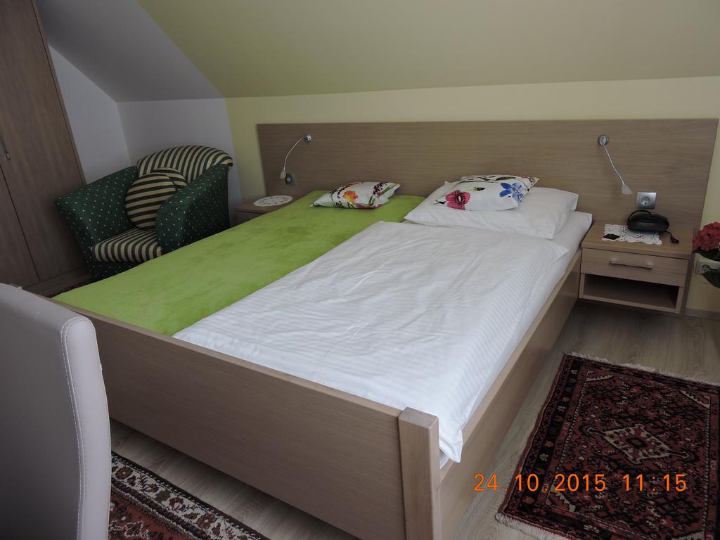 Gaestehaus Haagen Bad Waltersdorf Kamer foto